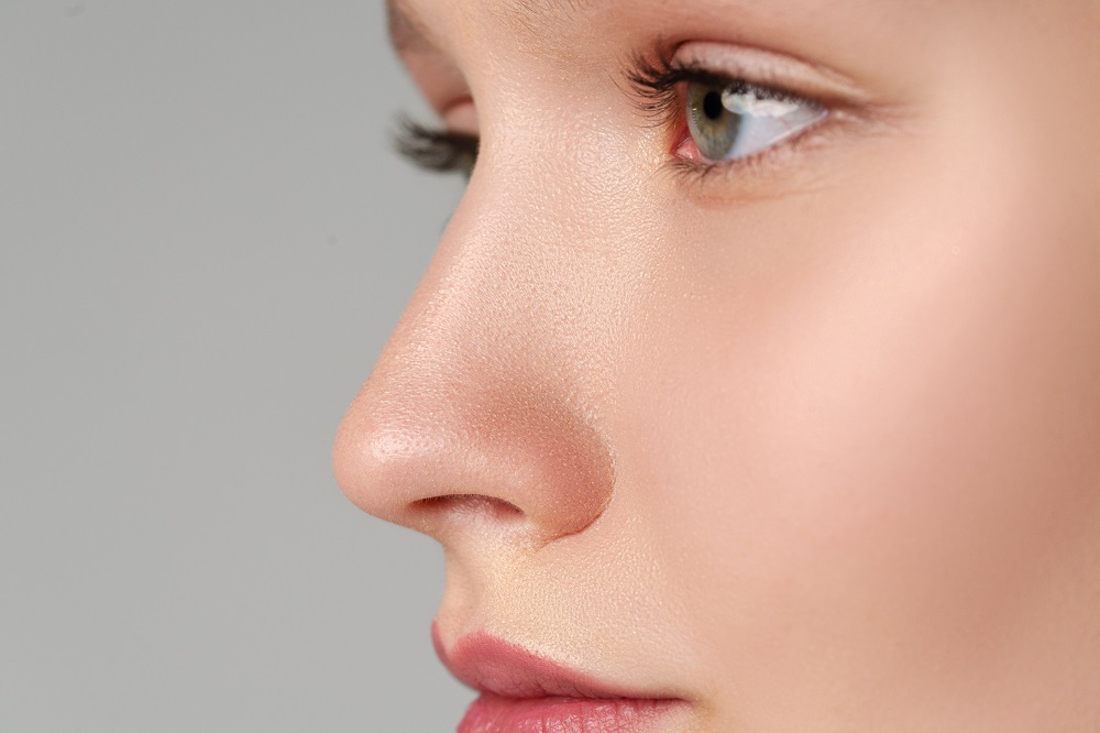 Resultado natural de rinomodelación en perfil facial