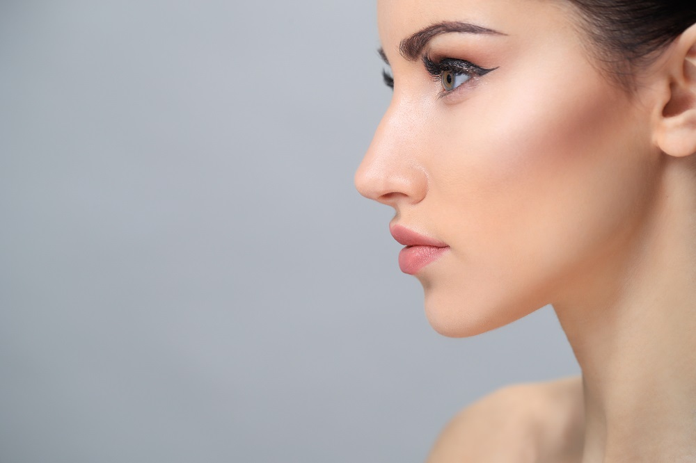Perfil nasal femenino tras rinomodelación estética